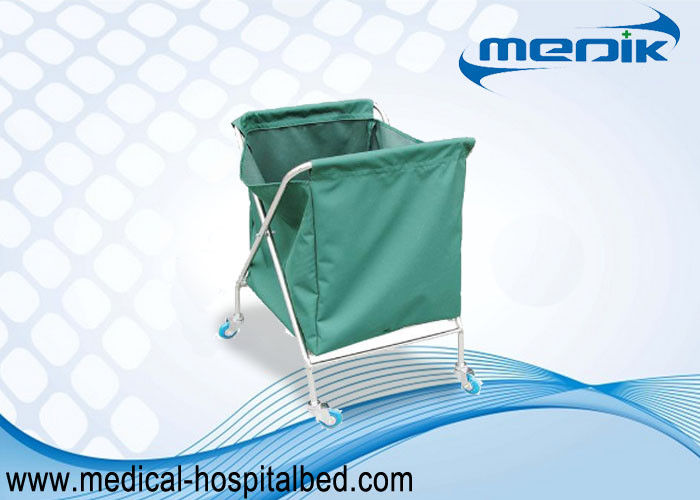 Κλινικά καροτσάκια πλυντηρίων για τη συλλογή του βρώμικου ιματισμού με μια πράσινη τσάντα
