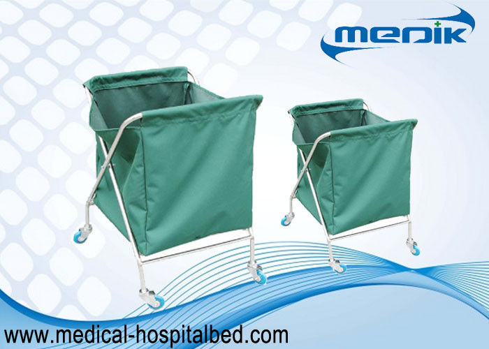 Κλινικά καροτσάκια πλυντηρίων για τη συλλογή του βρώμικου ιματισμού με μια πράσινη τσάντα