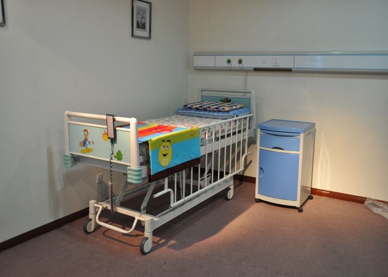Πολυ παιδιατρικά νοσοκομειακά κρεβάτια νοσοκομείων λειτουργίας ηλεκτρικά με τέσσερις μηχανές