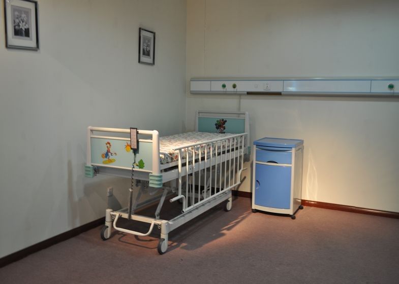 Πολυ παιδιατρικά νοσοκομειακά κρεβάτια νοσοκομείων λειτουργίας ηλεκτρικά με τέσσερις μηχανές